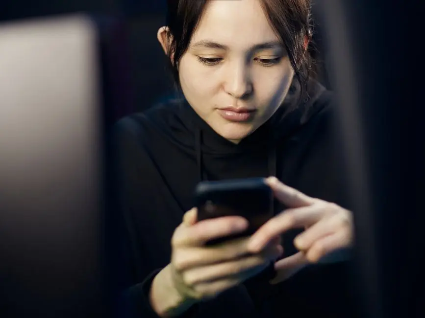 Ponsel memeriksa pengaturan jaringan WiFi