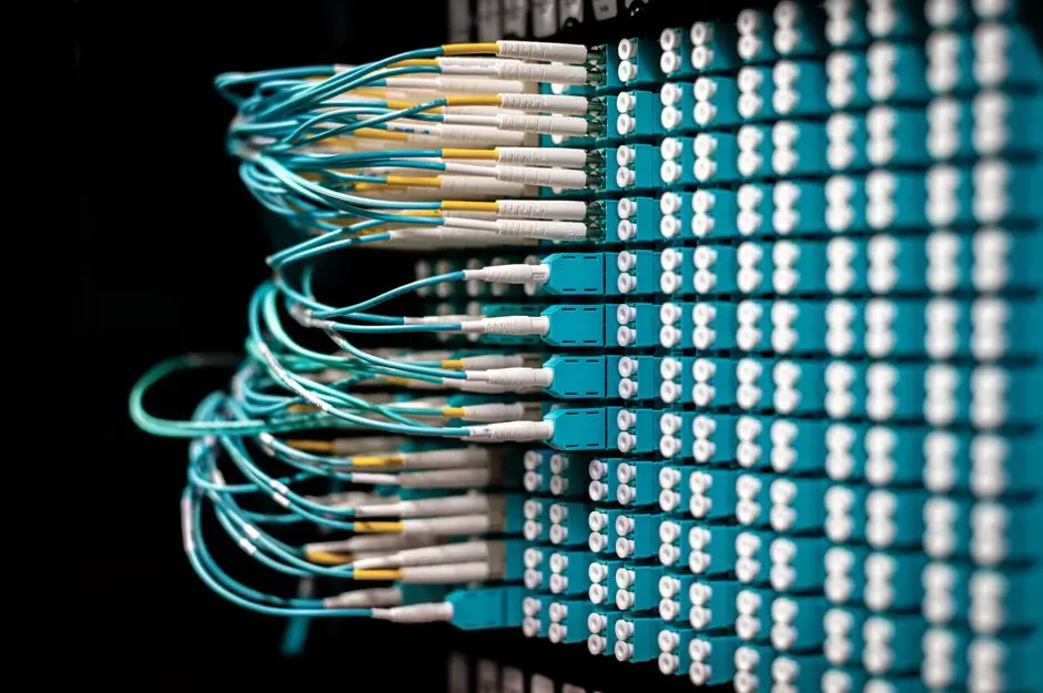 Ilustrasi jaringan internet fiber optik dan 5G
